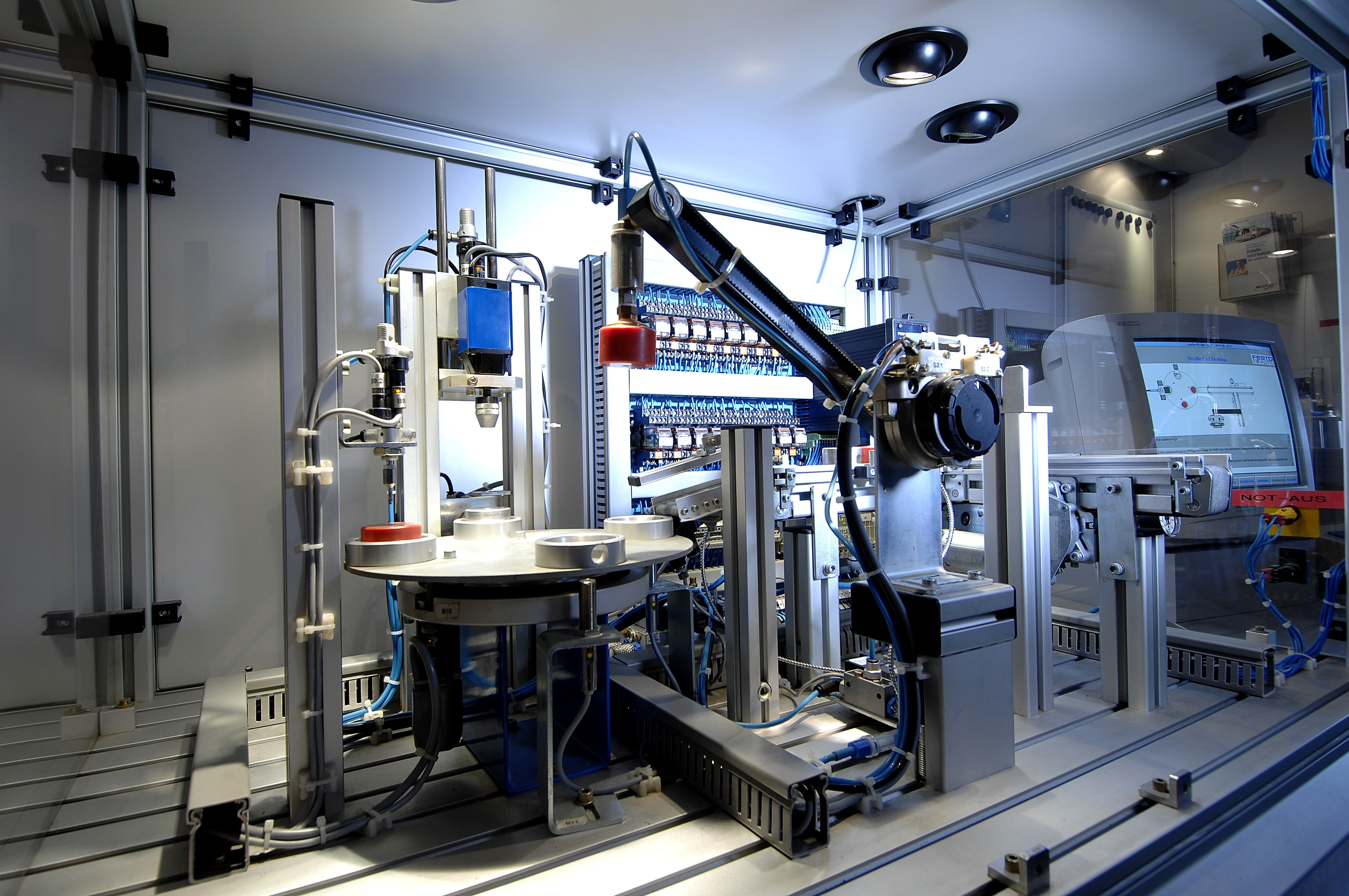 Impianto industriale automatizzato controllato da sistema MES nell'Industria 4.0